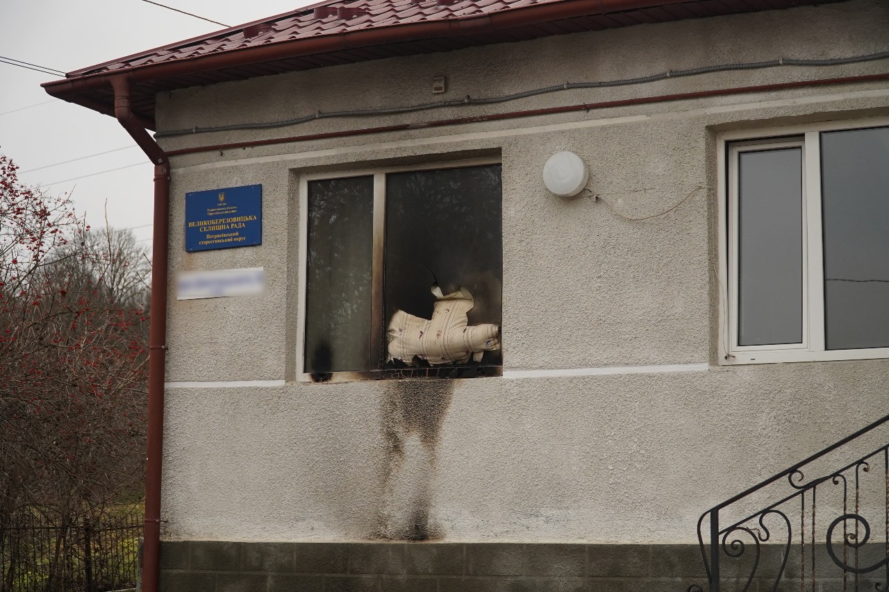 Невідомі підпалили приміщення Петриківського старостинського округу