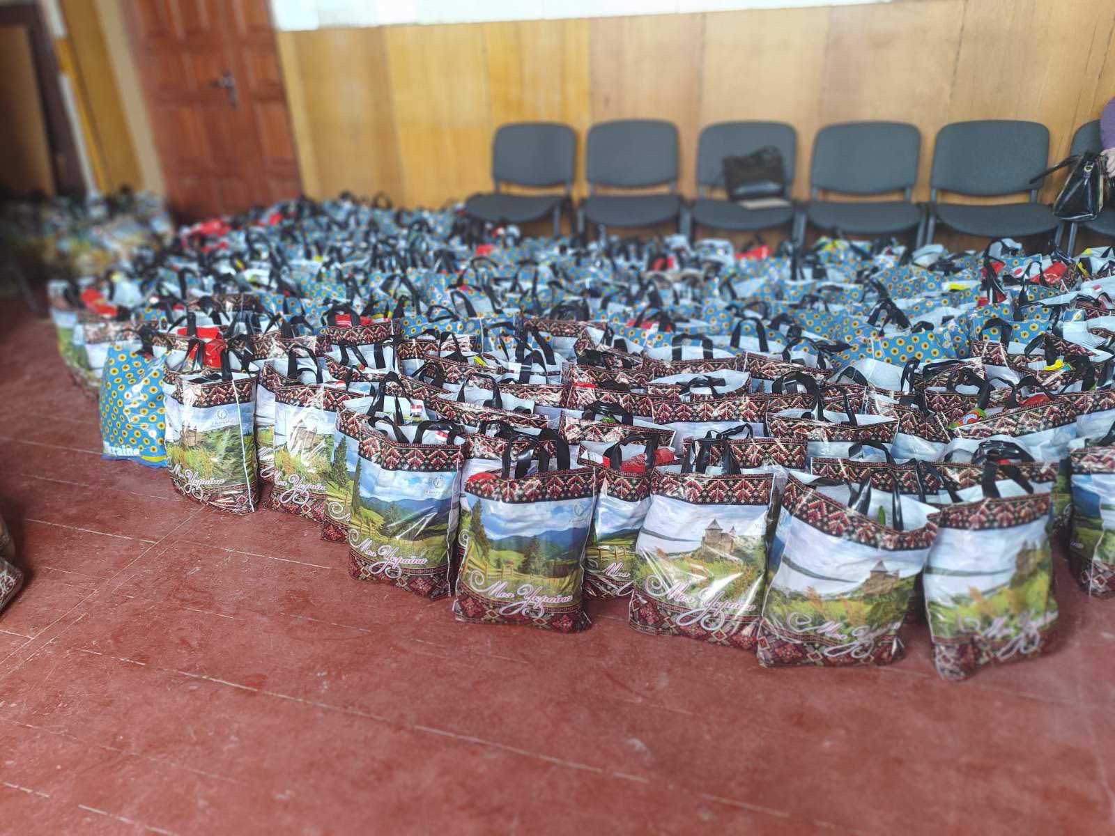 Працівники Центру надання соціальних послуг готують продуктові набори у межах акції "Великодній кошик"